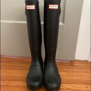 Knee high matte black Hunter boots 8/8.5
